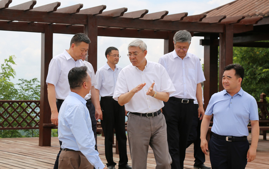 7-2021年7月，中共中央委員、時(shí)任甘肅省委書(shū)記尹弘蒞臨金徽股份調(diào)研指導(dǎo)防災(zāi)減災(zāi)和綠色礦山建設(shè)情況。.jpg