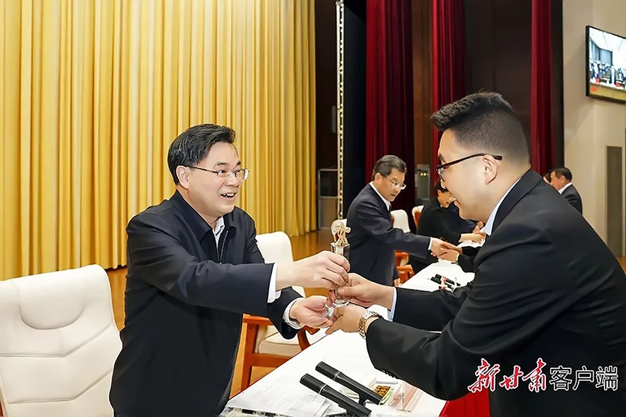 2-2023年5月，省委書(shū)記、省人大常委會(huì)主任胡昌升為金徽礦業(yè)旅游景區(qū)授“全省文化旅游發(fā)展突出貢獻(xiàn)集體獎(jiǎng)”。.jpg