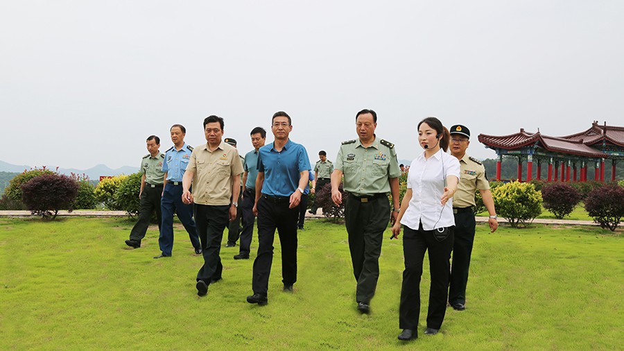 17-2020年7月，省委常委、省軍區(qū)司令員王文清蒞臨金徽股份調(diào)研企業(yè)編兵和綠色礦山建設(shè)工作是表示：金徽股份將民兵作為企業(yè)應(yīng)急救援力量的一員，充分發(fā)揮了民兵作用，立起了在企業(yè)編兵的標(biāo)桿。.jpg