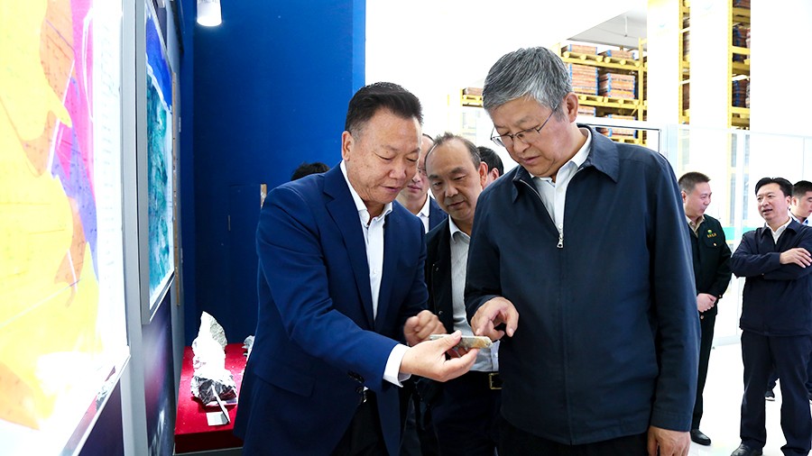 33-2021年5月，隴南市委書(shū)記張珂兵蒞臨礦區(qū)調(diào)研尾礦庫(kù)治理及綠色礦山建設(shè)情況。.jpg