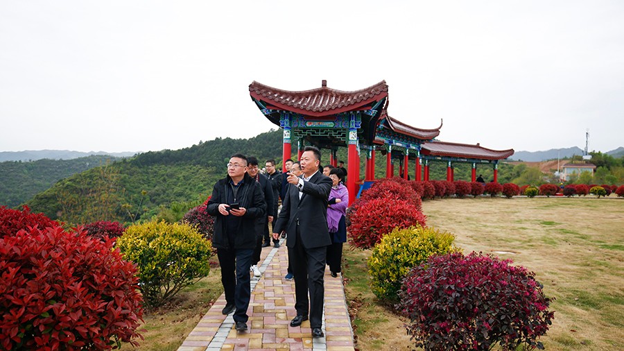 47-2020年4月，新華社甘肅分社社長(zhǎng)任衛(wèi)東蒞臨金徽股份調(diào)研金融服務(wù)實(shí)體經(jīng)濟(jì)及疫后企業(yè)復(fù)工情況。.jpg