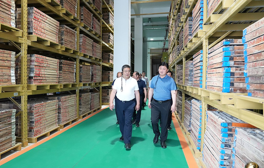 51-2022年6月，省農(nóng)業(yè)農(nóng)村廳一級(jí)巡視員朱寶瑩蒞臨金徽股份調(diào)研綠色礦山建設(shè)工作。.jpg