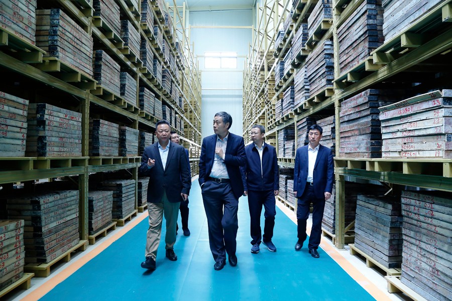 55-2019年4月，全國(guó)綠色礦山建設(shè)標(biāo)準(zhǔn)解讀與經(jīng)驗(yàn)交流研討會(huì)——綠色礦業(yè)發(fā)展萬(wàn)里行（隴南站）活動(dòng)在金徽股份舉辦。中國(guó)礦業(yè)聯(lián)合會(huì)黨委書(shū)記、會(huì)長(zhǎng)彭齊鳴出席主持會(huì)議，并就金徽股份的綠色礦山建設(shè)情況進(jìn)行調(diào)研。.jpg