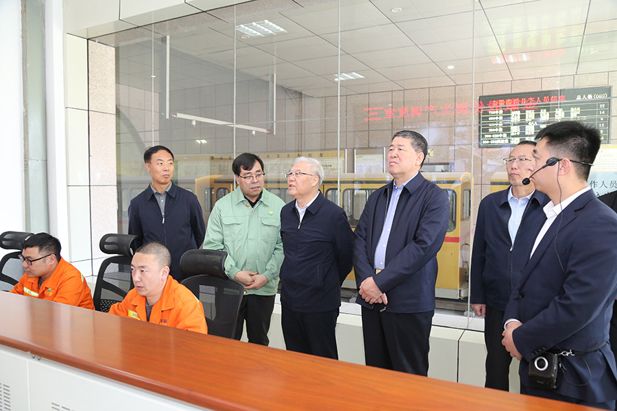 全國(guó)政協(xié)常委，省政協(xié)副主席，民進(jìn)中央常委、甘肅省主委尚勛武調(diào)研金徽股份時(shí)強(qiáng)調(diào)，要加強(qiáng)科技創(chuàng)新與人才培養(yǎng)。-900.jpg