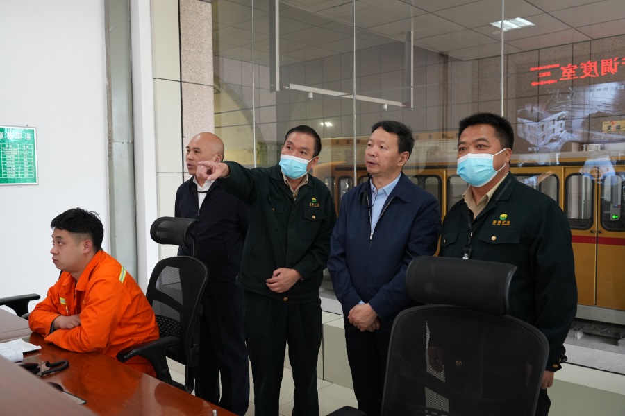 46.2022年5月，省工信廳副廳長(zhǎng)程學(xué)欽蒞臨金徽股份調(diào)研綠色礦山建設(shè)工作.jpg